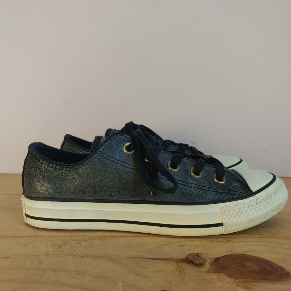 Converse Chuck Taylor All Star low tops in grey leather, women's size 6 US